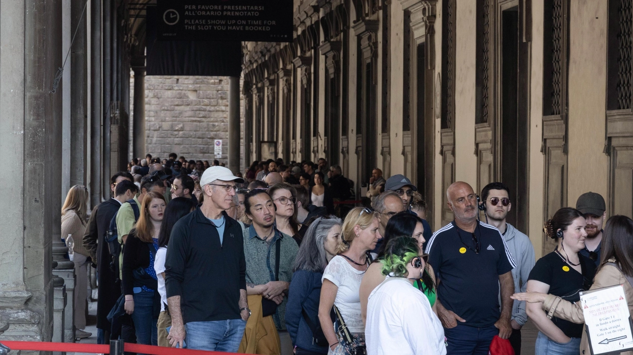 Lunghe code di turisti in attesa di entrare agli Uffizi per ammirare le bellezze artistiche raccolte nelle Gallerie