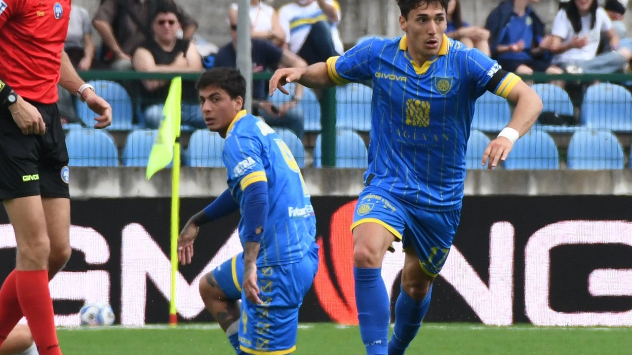 Carrarese sfida la capolista Sassuolo: scontro decisivo al Mapei Stadium
