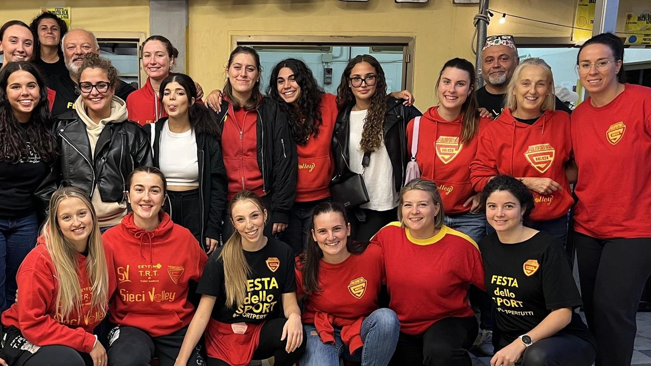 Dirigenti, atlete e simpatizzanti della Polisportiva Sieci alla tradizionale ‘Festa dello Sport’ Dirigenti, atlete e simpatizzanti della Polisportiva Sieci alla tradizionale ‘Festa dello Sport’
