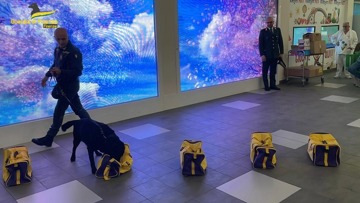 La dimostrazione del cane Elio con il suo conduttore nel grande salone del Meyer. I bambini hanno assistito alla prova con grande curiosità