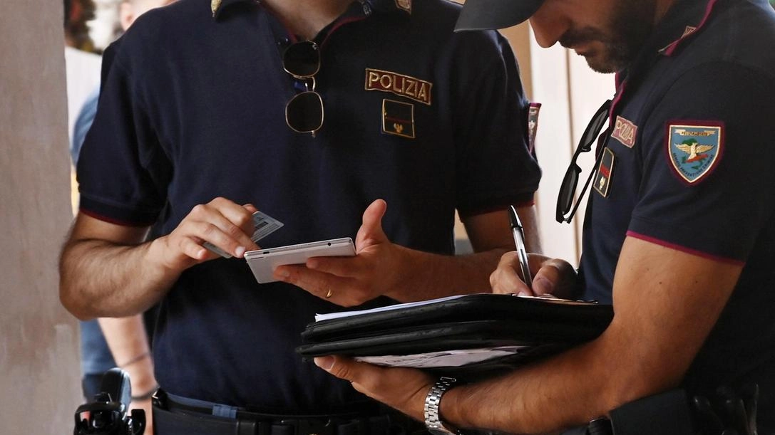 Due poliziotti in servizio (foto d’archivio) Due poliziotti in servizio (foto d’archivio)