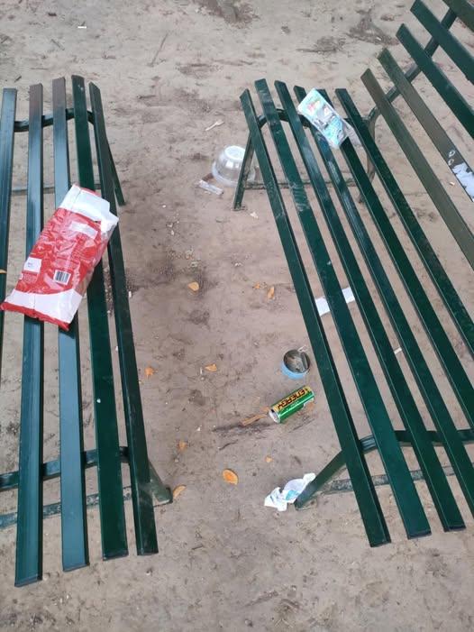 Degrado nel verde pubblico, I residenti lanciano un appello: “Basta inciviltà in piazza Iozzelli”