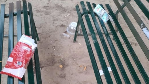 La foto pubblicata sui social dai residenti di piazza Iozzelli che hanno lanciato un appello pubblico ai genitori dei giovani che si sarebbero resi protagonisti dell’abbandono di rifiuti nella zona del parco pubblico La foto pubblicata sui social dai residenti di piazza Iozzelli che hanno lanciato un appello pubblico ai genitori dei giovani che si sarebbero resi protagonisti dell’abbandono di rifiuti nella zona del parco pubblico