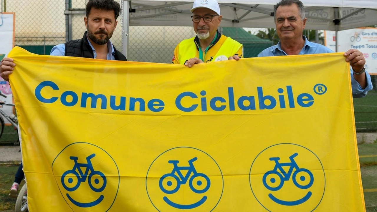 L’assessore Riccardo Megale, il presidente Fiab Grosseto Angelo Fedi e il presidente Uisp Grosseto Massimo Guizzano L’assessore Riccardo Megale, il presidente Fiab Grosseto Angelo Fedi e il presidente Uisp Grosseto Massimo Guizzano