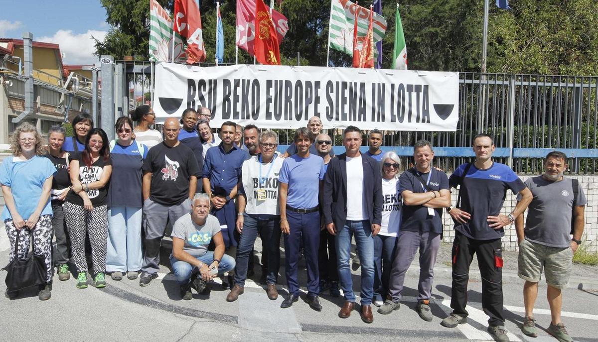 La visita al presidio Beko: "Il rilancio industriale?. Adesso tocca al mercato"