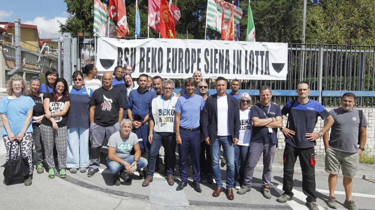 I parlamentari di FdI Giovanni Donzelli e Francesco Michelotti in visita al presidio dei lavoratori Beko
