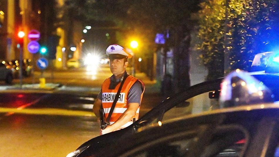 Nella foto d’archivio una pattuglia dei carabinieri durante un posto di blocco nell’ambito del controllo del territorio Nella foto d’archivio una pattuglia dei carabinieri durante un posto di blocco nell’ambito del controllo del territorio