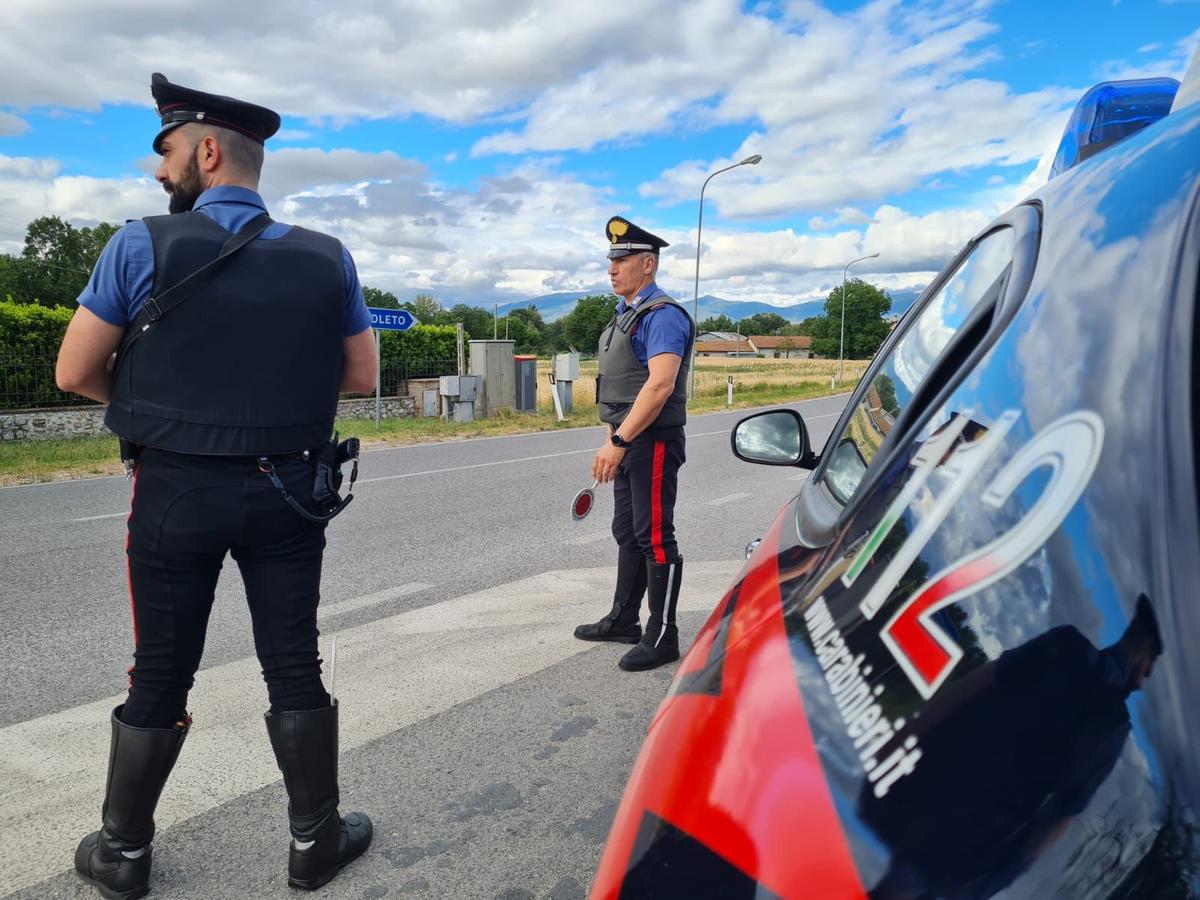 in auto con cocaina hashish e un coltello tre giovani nei guai