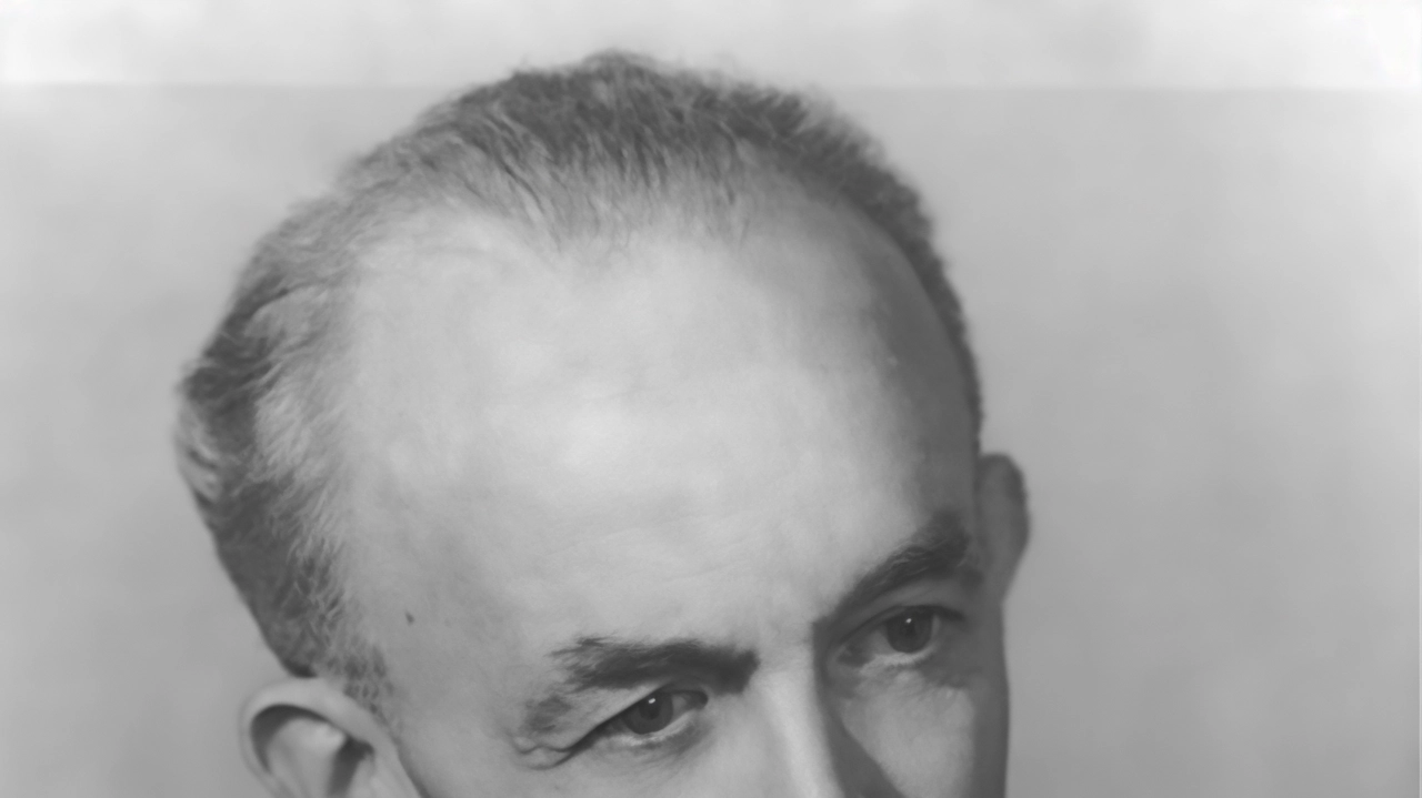 Giuseppe De Robertis, critico lettetario di grande spessore, ha avuto una lunga collaborazione con La Nazione Giuseppe De Robertis, critico lettetario di grande spessore, ha avuto una lunga collaborazione con La Nazione