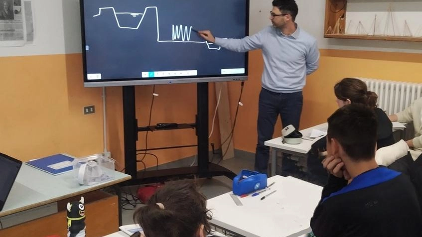 Nicola Conti durante il suo intervento in classe. con i ragazzi della IIIC