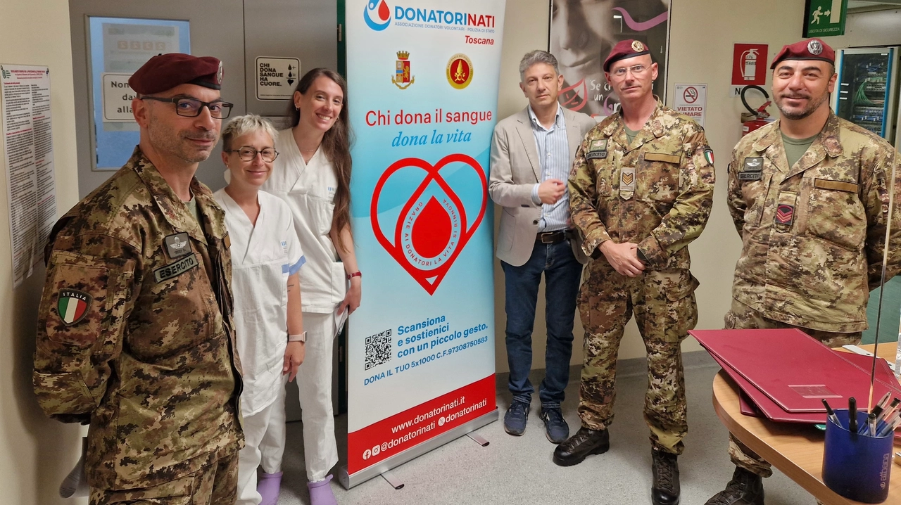 I militari con il personale sanitario e il presidente di Donatorinati I militari con il personale sanitario e il presidente di Donatorinati