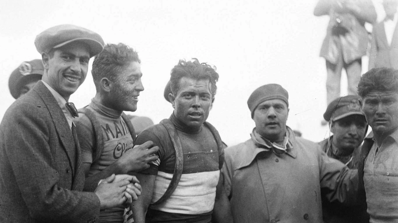 Giro d’Italia 1933, Learco Guerra ha appena vinto la tappa Genova-Pisa (. Proprietà della Fondazione Pisa/ Palazzo Blu) Giro d’Italia 1933, Learco Guerra ha appena vinto la tappa Genova-Pisa (. Proprietà della Fondazione Pisa/ Palazzo Blu)