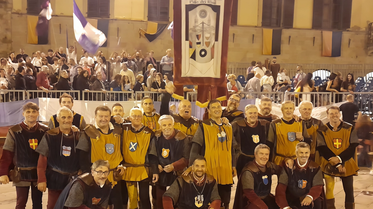 La festa dei balestrieri di Porta Fiorentina a fine Palio La festa dei balestrieri di Porta Fiorentina a fine Palio