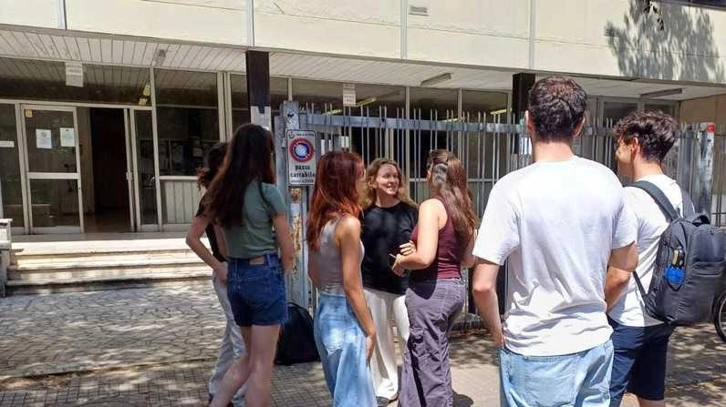 Studenti commentano l’accaduto all’ingresso del Polo C. di Ingegneria Studenti commentano l’accaduto all’ingresso del Polo C. di Ingegneria