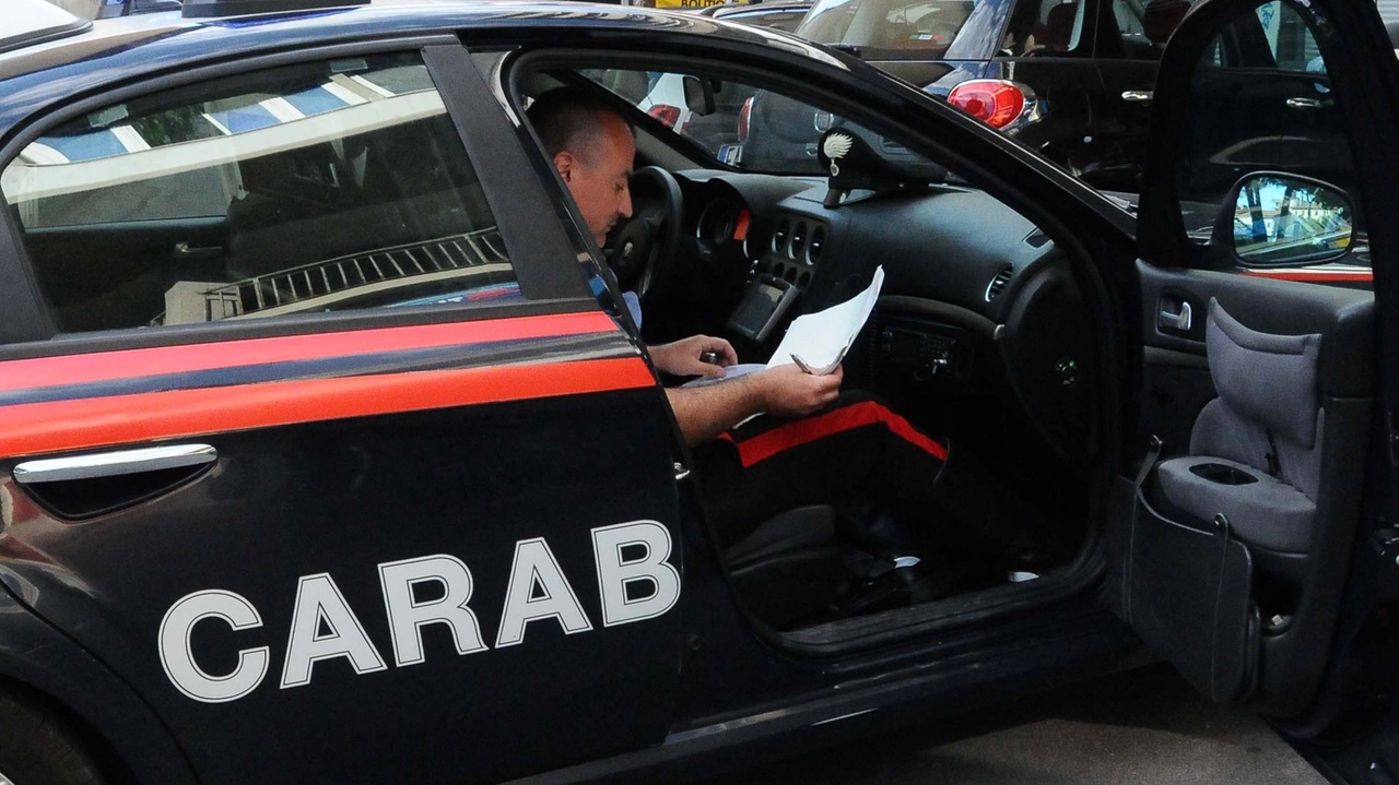 Carabinieri in una foto di repertorio. L'uomo è stato trovato senza vita in garage, dentro la sua auto Carabinieri in una foto di repertorio. L'uomo è stato trovato senza vita in garage, dentro la sua auto
