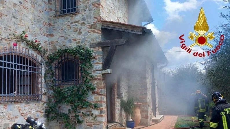 Le operazioni nell’abitazione che si trova lungo la via delle Sezioni Le operazioni nell’abitazione che si trova lungo la via delle Sezioni
