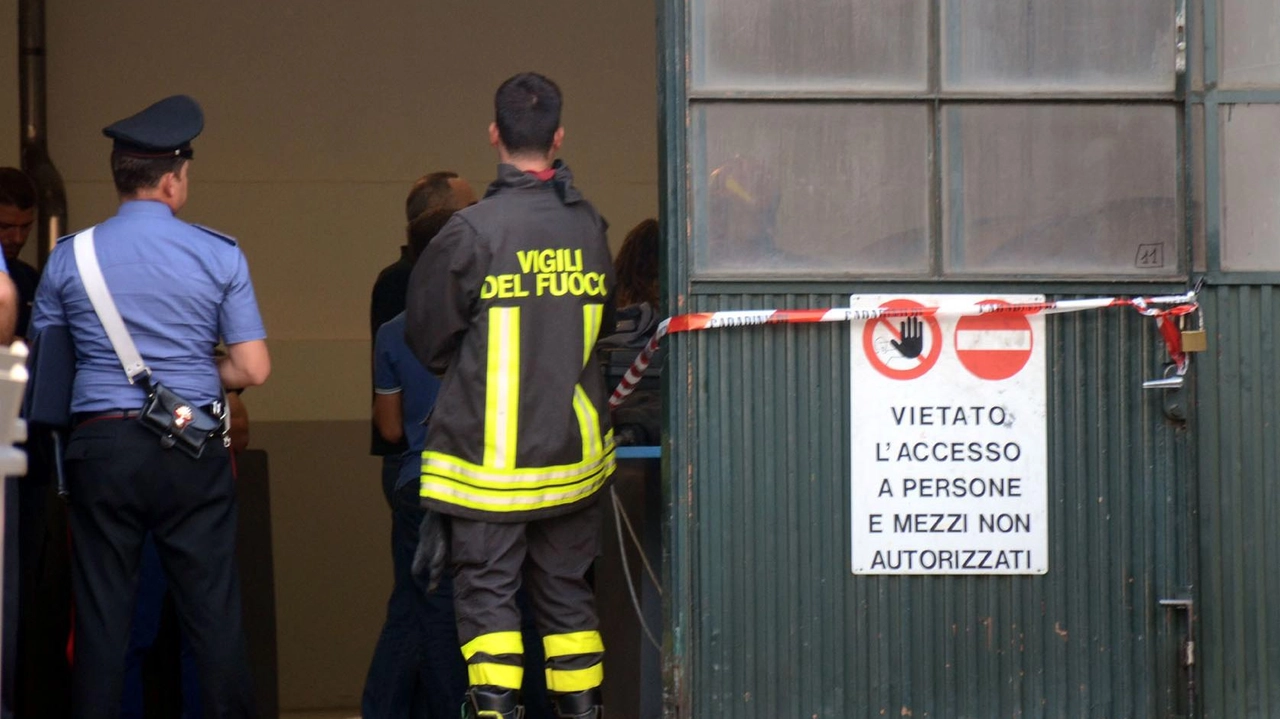 Carabinieri e Vigili del fuoco sul luogo di un incidente sul lavoro Carabinieri e Vigili del fuoco sul luogo di un incidente sul lavoro