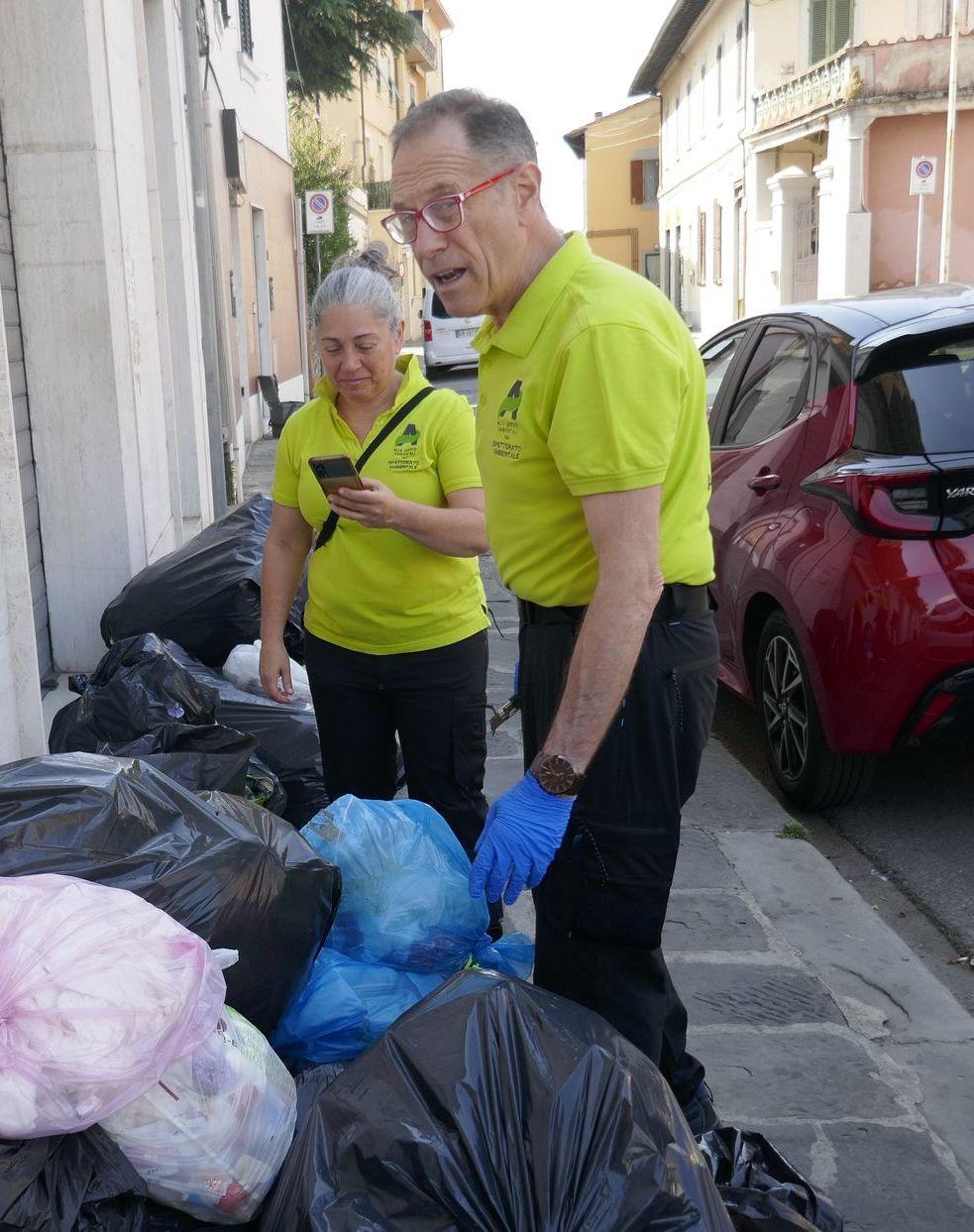 A caccia dei furbetti dei rifiuti. Alia, ispettori al lavoro nelle strade A caccia dei furbetti dei rifiuti. Alia, ispettori al lavoro nelle strade