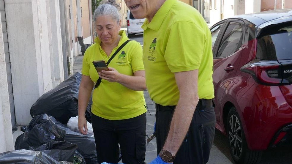 Ecco come si svolgono i controlli sul ’porta a porta’. La raccolta dell’indifferenziato è l’elemento critico Ecco come si svolgono i controlli sul ’porta a porta’. La raccolta dell’indifferenziato è l’elemento critico
