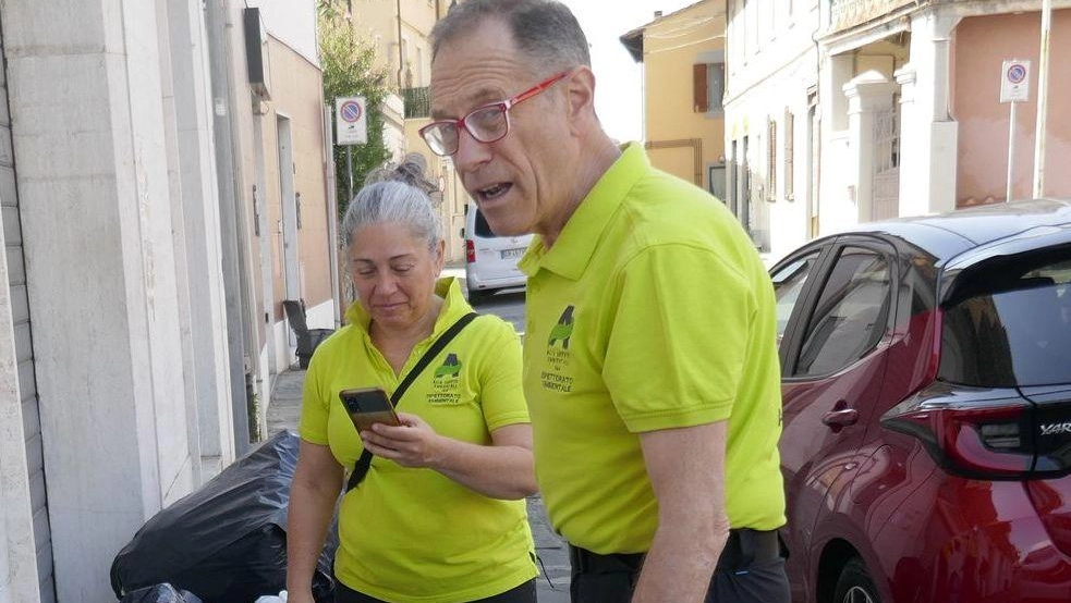 Ecco come si svolgono i controlli sul ’porta a porta’. La raccolta dell’indifferenziato è l’elemento critico Ecco come si svolgono i controlli sul ’porta a porta’. La raccolta dell’indifferenziato è l’elemento critico