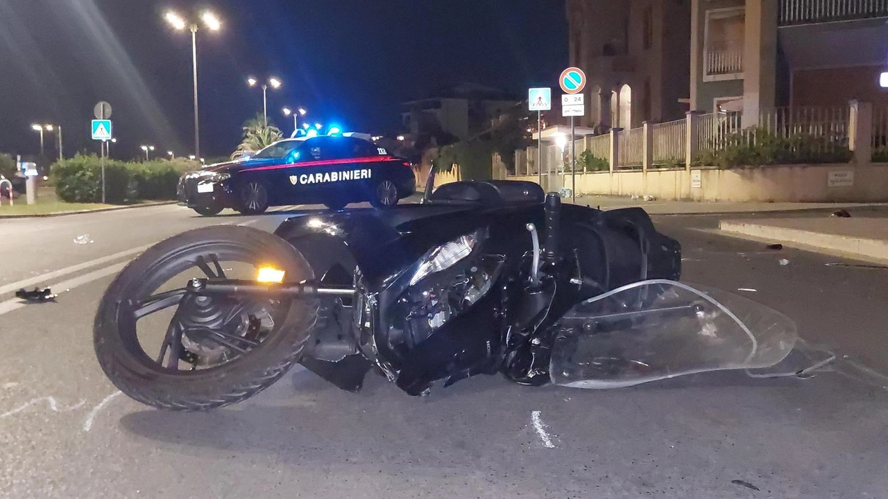 Lo scooter dei due ragazzi dopo lo schianto davanti al Principe di Piemonte Lo scooter dei due ragazzi dopo lo schianto davanti al Principe di Piemonte