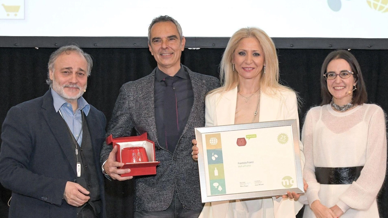Il momento della premiazione dei prodotti del Frantoio Franci da parte di «Flos Olei», la guida internazionale più autorevole del settore Nella Hall of Fame entrano solo i top Il momento della premiazione dei prodotti del Frantoio Franci da parte di «Flos Olei», la guida internazionale più autorevole del settore Nella Hall of Fame entrano solo i top