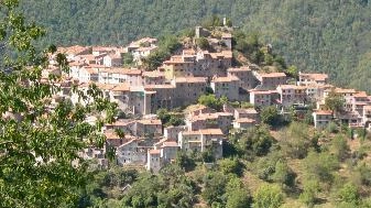 Una veduta del borgo di Montefegatesi. Nel corso di un’assemblea pubblica gli abitanti hanno chiesto al Comune di Bagni di Lucca di recuperare l’ex scuola attraverso il bando regionale per la rigenerazione urbana