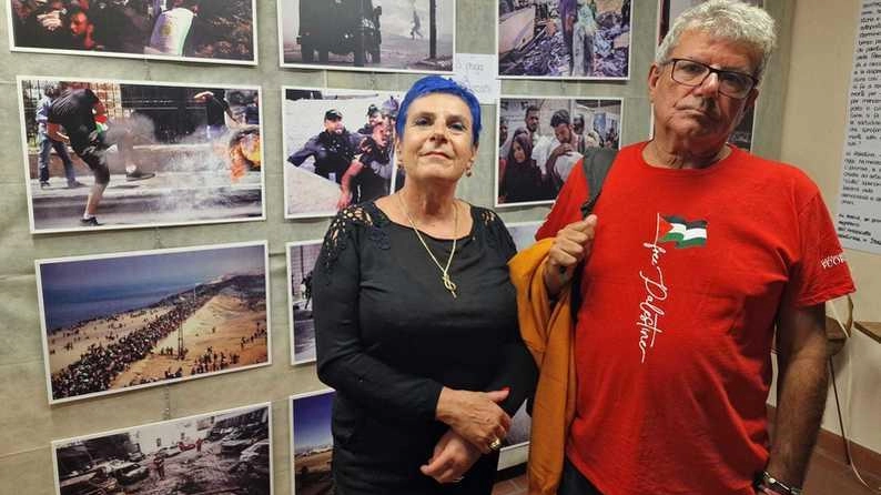 Tiziana Vivarelli e Carlo Albori davanti alle foto di «Qui resteremo» Tiziana Vivarelli e Carlo Albori davanti alle foto di «Qui resteremo»
