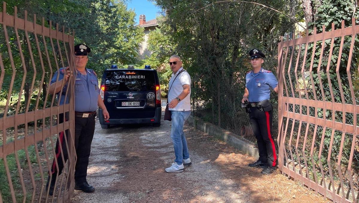 https://www.lanazione.it/image-service/view/acePublic/alias/contentid/YTY1ZWVhOTMtNmM2ZS00/0/ex-finanziere-morto-sgozzato-nel-garage-i-carabinieri-del-ris-a-caccia-di-indizi-nuovo-sopralluogo-entro-la-settimana.jpeg?f=1.91:1&w=1200