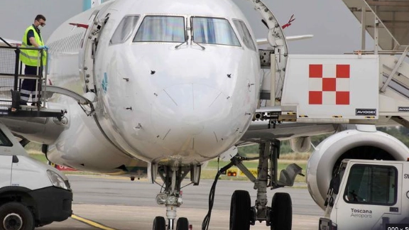 Il decollo dall'aeroporto di Peretola a Firenze (Foto di repertorio)
