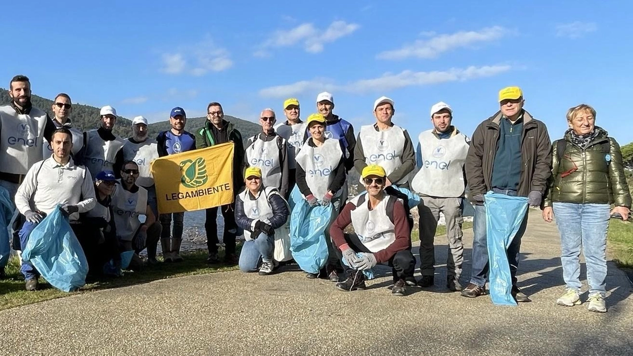 Sommario: Enel e Legambiente puliscono la spiaggia di Fiumaretta grazie al volontariato aziendale, recuperando rifiuti e contribuendo al monitoraggio ambientale in linea con le direttive europee. Sommario: Enel e Legambiente puliscono la spiaggia di Fiumaretta grazie al volontariato aziendale, recuperando rifiuti e contribuendo al monitoraggio ambientale in linea con le direttive europee.