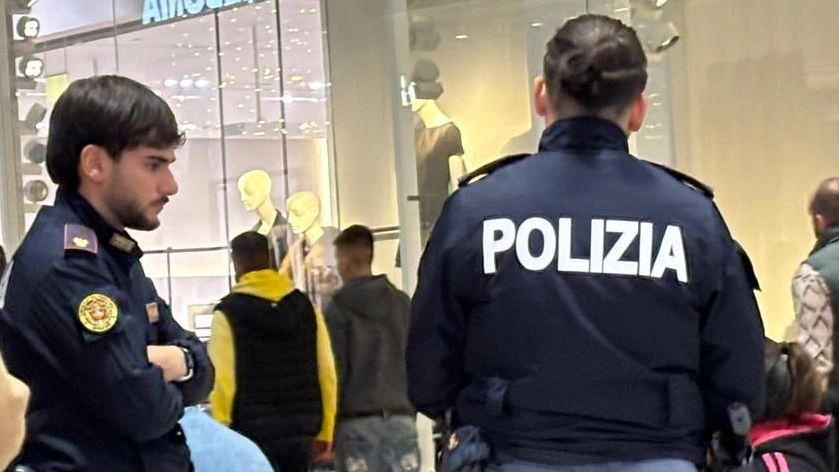 A notare il suo atteggiamento sospetto sono state le commesse del negozio all’interno del centro commerciale "Maremà, così hanno avvisato... A notare il suo atteggiamento sospetto sono state le commesse del negozio all’interno del centro commerciale "Maremà, così hanno avvisato...