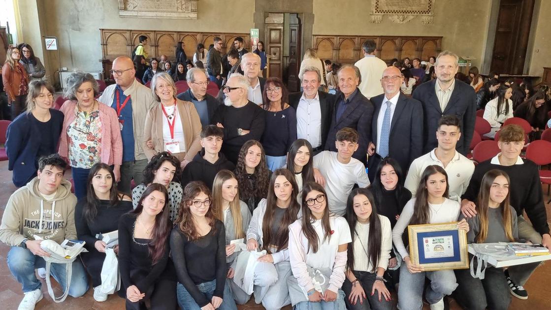 https://www.lanazione.it/image-service/view/acePublic/alias/contentid/YTY2ODIzZGQtNjFlZS00/0/contro-la-dipendenza-social-piu-rapporti-interpersonali-per-dare-un-senso-alla-vita.jpeg?f=16:9&w=1200&h=630