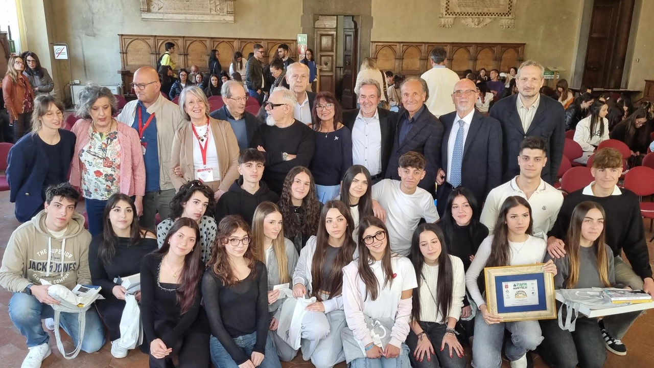 I sociologi lanciano l’allarme: spazi concreti sempre più sostituiti da quelli virtuali. Ieri un convegno nell’ambito di un progetto socio-educativo con centinaia di studenti . I sociologi lanciano l’allarme: spazi concreti sempre più sostituiti da quelli virtuali. Ieri un convegno nell’ambito di un progetto socio-educativo con centinaia di studenti .