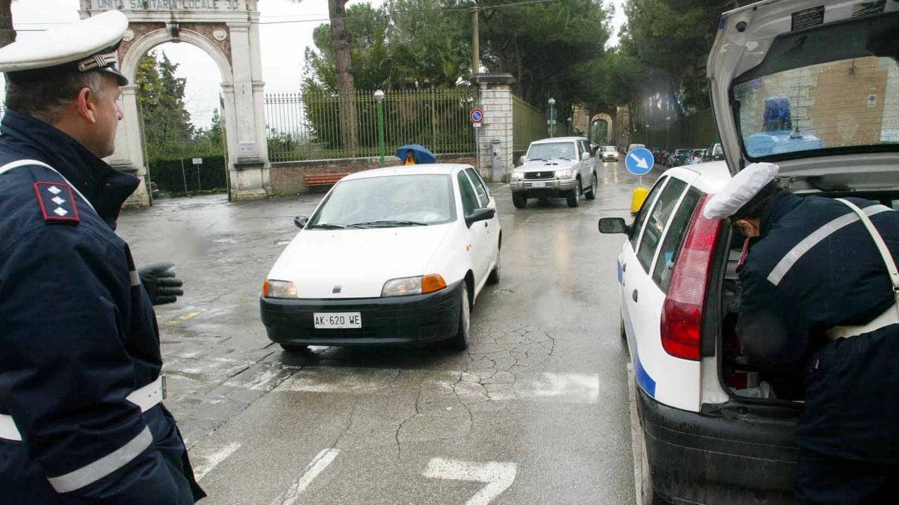 Controlli della polizia municipale alla Ztl (foto d’archivio) Controlli della polizia municipale alla Ztl (foto d’archivio)