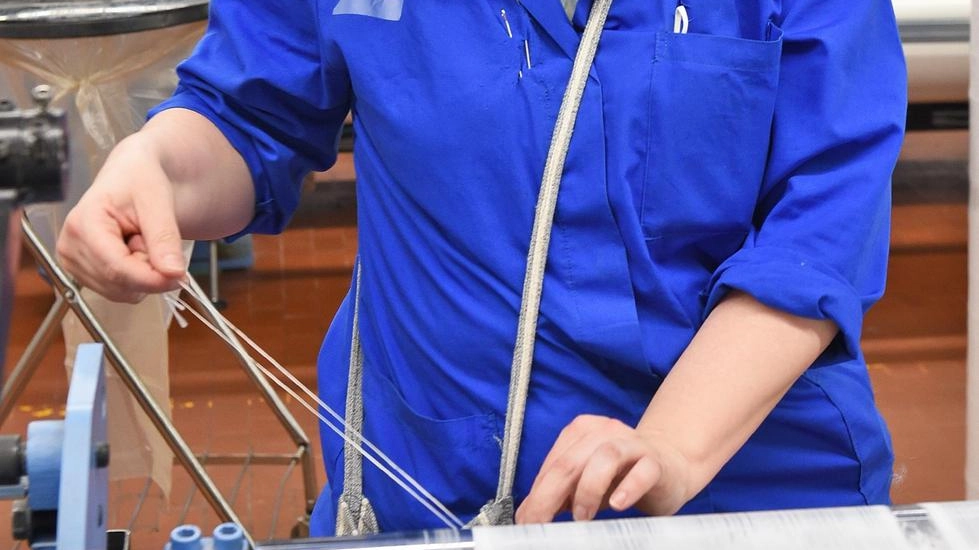 Una lavoratrice del settore tessile