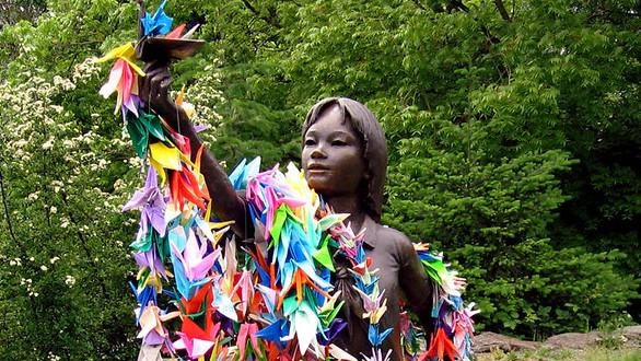 La statua dedicata a Sadako Sasaki coperta di origami con messaggi di pace