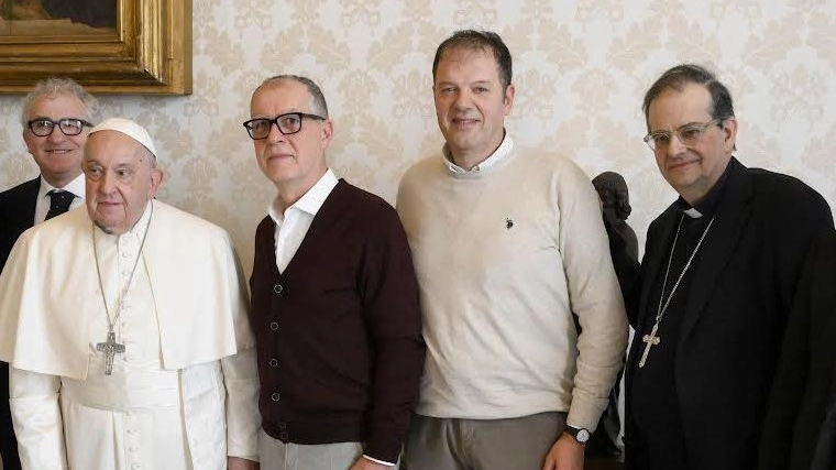 I lavoratori di Beko con Papa Francesco e il cardinale Lojudice (Vatican Media)