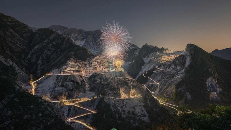 Lo spettacolo pirotecnico dalla Cava Ruggetta della Ditta Calacata Borghini illuminerà oggi la notte di Torano, il paese della rassegna d’arte diffusa Lo spettacolo pirotecnico dalla Cava Ruggetta della Ditta Calacata Borghini illuminerà oggi la notte di Torano, il paese della rassegna d’arte diffusa
