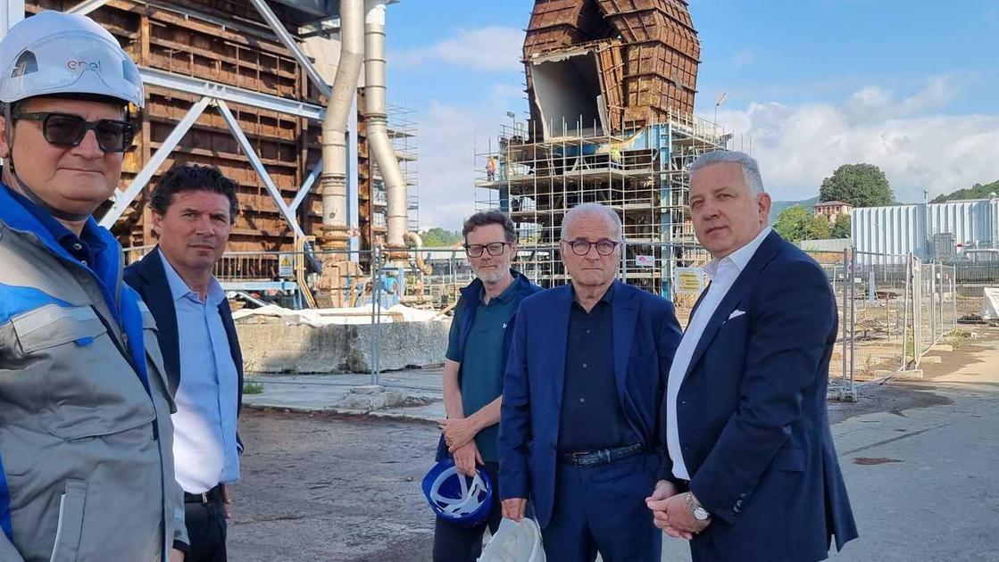 Addio alla ciminiera Enel. È partita la demolizione: "Una giornata storica" Addio alla ciminiera Enel. È partita la demolizione: "Una giornata storica"