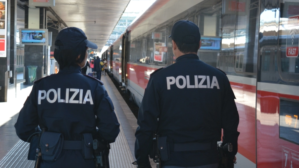 La Polfer in una foto d'archivio. Ritardi per i treni dopo l'investimento di un uomo poi deceduto da parte di un Intercity diretto a Torino