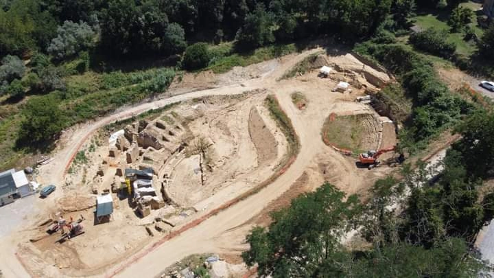 L'anfiteatro di Volterra L'anfiteatro di Volterra