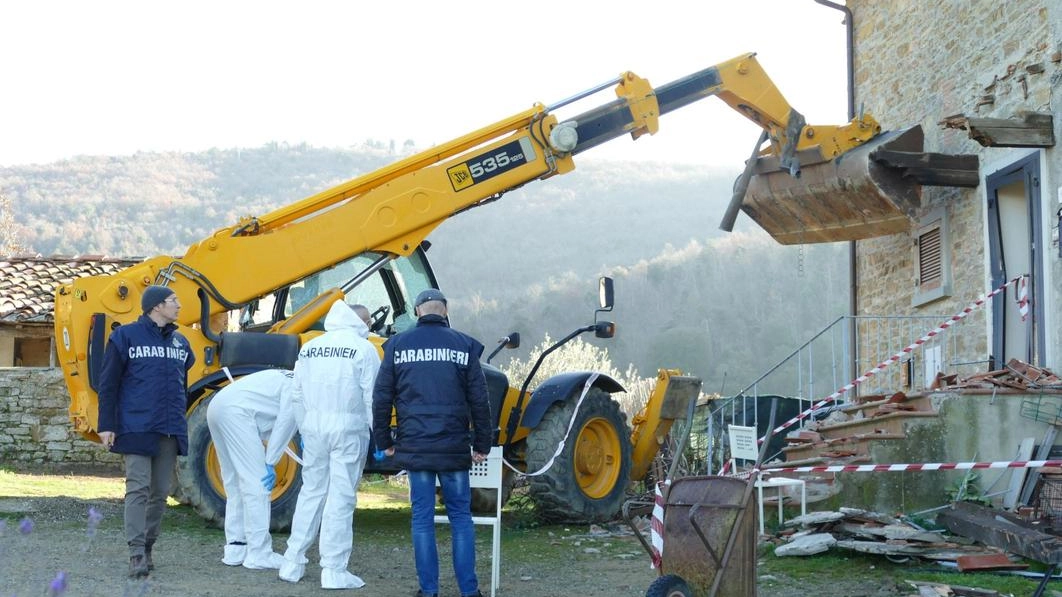 La casa di Sandro Mugnai colpita dalla ruspa l’Epifania del 2023 quando morì Gezim Dodoli a colpi di fucile La casa di Sandro Mugnai colpita dalla ruspa l’Epifania del 2023 quando morì Gezim Dodoli a colpi di fucile