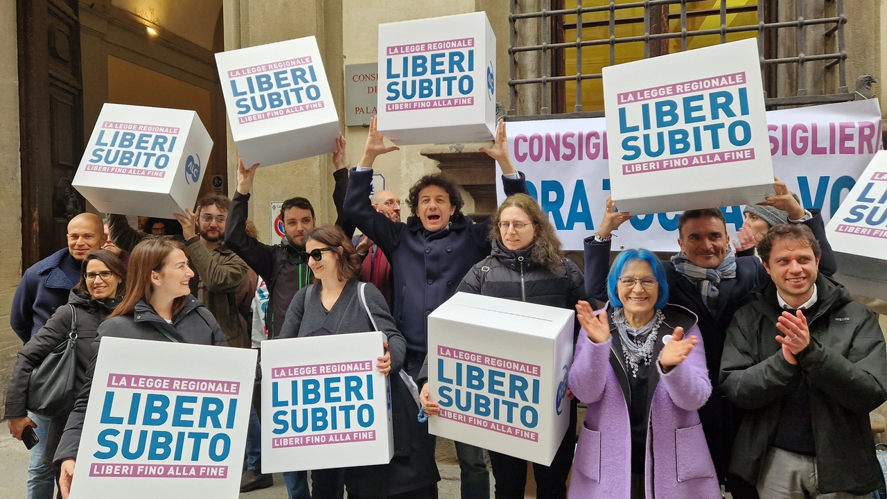 (DIRE) Firenze, 14 mar. - Consegnate in mattinata in Consiglio regionale 10.000 firme raccolte in tutta la Toscana, su iniziativa dell'associazione Luca Coscioni, a sostegno della proposta di legge che prevede tempi certi di risposta da parte del servizio sanitario alle richieste di suicidio assistito. Il testo, collegato alla campagna nazionale Liberi subito, è in corso di presentazione in ogni Regione. Presente al momento del deposito delle firme a palazzo del Pegaso, sede dell'assemblea legislativa toscana, anche il tesoriere dell'associazione, Marco Cappato: "Diecimila persone in Toscana danno l'opportunità alla Regione di approvare delle buone regole per dare tempi certi di risposta a chi, affetto da sofferenza insopportabile, chiede di poter morire senza soffrire- spiega l'attivista radicale, parlando coi giornalisti- questo è già un diritto che abbiamo strappato con la Corte Costituzionale e con la disobbedienza civile per l'aiuto a dj Fabo, ma questo diritto per essere attuato ha bisogno dell'intervento del servizio sanitario regionale". Quindi, sintetizza Cappato, "chiediamo che entro 20 giorni il servizio sanitario verifichi le condizioni della persona richiedente e decida se può essere aiutata a terminare la propria vita. È un'occasione che si offre alla Toscana, attraverso l'iniziativa popolare, di dare delle risposte alle persone che soffrono. L'augurio è che le consigliere e i consiglieri regionali e il presidente Eugenio Giani vogliano approfittare di questa occasione per non girare la testa dall'altra parte: i cittadini hanno fatto il loro compito ora tocca a loro approvare delle buone regole". In Toscana, ricorda ancora Cappato, "è già accaduto in un caso che una persona sia stata aiutata a morire. Ci dicono che allora una legge non servirebbe, ma non è vero- aggiunge- una legge serve perché intanto le amministrazioni possono cambiare colore e sensibilità e anche tra un'Asl e un'altra ci può essere una diversa capacità di rispondere a queste richieste. Vogliamo, invece, che ci sia la certezza di regole che valgono per tutti". La Regione Toscana, incalza il tesoriere dell'associazione Luca Coscioni, "trovi il tempo fra i vari affari, appalti, nomine anche di discutere di diritti e libertà individuali. Sarebbe una garanzia per i prossimi anni, perché significa non far dipendere un diritto dalla buona volontà della gestione sanitaria, ma da regole precise che garantiscano tutti". (Cap/ Dire) 10:47 14-03-2 (DIRE) Firenze, 14 mar. - Consegnate in mattinata in Consiglio regionale 10.000 firme raccolte in tutta la Toscana, su iniziativa dell'associazione Luca Coscioni, a sostegno della proposta di legge che prevede tempi certi di risposta da parte del servizio sanitario alle richieste di suicidio assistito. Il testo, collegato alla campagna nazionale Liberi subito, è in corso di presentazione in ogni Regione. Presente al momento del deposito delle firme a palazzo del Pegaso, sede dell'assemblea legislativa toscana, anche il tesoriere dell'associazione, Marco Cappato: "Diecimila persone in Toscana danno l'opportunità alla Regione di approvare delle buone regole per dare tempi certi di risposta a chi, affetto da sofferenza insopportabile, chiede di poter morire senza soffrire- spiega l'attivista radicale, parlando coi giornalisti- questo è già un diritto che abbiamo strappato con la Corte Costituzionale e con la disobbedienza civile per l'aiuto a dj Fabo, ma questo diritto per essere attuato ha bisogno dell'intervento del servizio sanitario regionale". Quindi, sintetizza Cappato, "chiediamo che entro 20 giorni il servizio sanitario verifichi le condizioni della persona richiedente e decida se può essere aiutata a terminare la propria vita. È un'occasione che si offre alla Toscana, attraverso l'iniziativa popolare, di dare delle risposte alle persone che soffrono. L'augurio è che le consigliere e i consiglieri regionali e il presidente Eugenio Giani vogliano approfittare di questa occasione per non girare la testa dall'altra parte: i cittadini hanno fatto il loro compito ora tocca a loro approvare delle buone regole". In Toscana, ricorda ancora Cappato, "è già accaduto in un caso che una persona sia stata aiutata a morire. Ci dicono che allora una legge non servirebbe, ma non è vero- aggiunge- una legge serve perché intanto le amministrazioni possono cambiare colore e sensibilità e anche tra un'Asl e un'altra ci può essere una diversa capacità di rispondere a queste richieste. Vogliamo, invece, che ci sia la certezza di regole che valgono per tutti". La Regione Toscana, incalza il tesoriere dell'associazione Luca Coscioni, "trovi il tempo fra i vari affari, appalti, nomine anche di discutere di diritti e libertà individuali. Sarebbe una garanzia per i prossimi anni, perché significa non far dipendere un diritto dalla buona volontà della gestione sanitaria, ma da regole precise che garantiscano tutti". (Cap/ Dire) 10:47 14-03-2