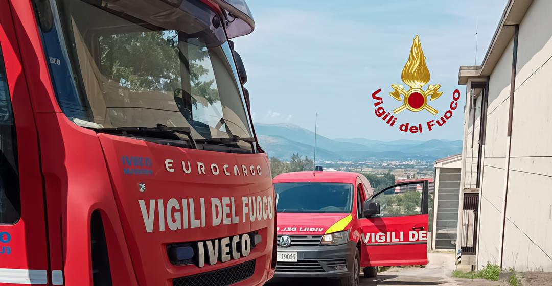 incendio nell8217isola ecologica a fuoco camion carico di carta