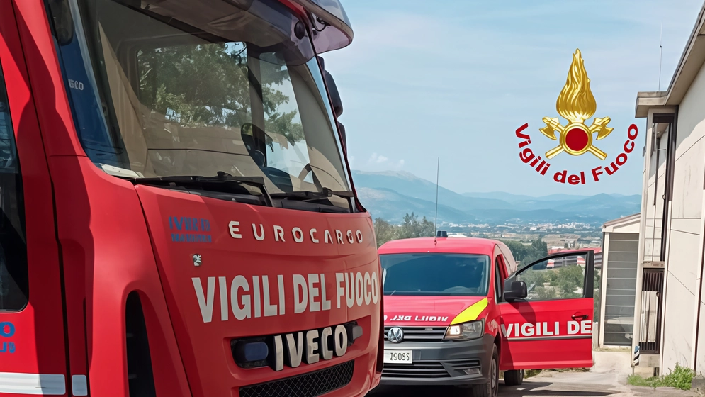 I vigili del fuoco impegnati a domare l'incendio (Foto di repertorio)