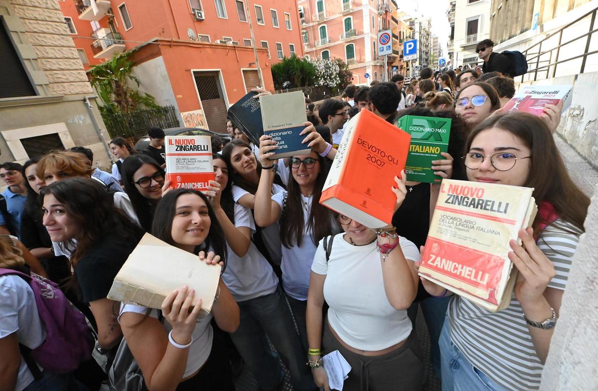 Scuola, ’tassa’ d’ingresso. Servono fino a 1500 euro per libri nuovi e corredo. E parte la corsa all’usato Scuola, ’tassa’ d’ingresso. Servono fino a 1500 euro per libri nuovi e corredo. E parte la corsa all’usato