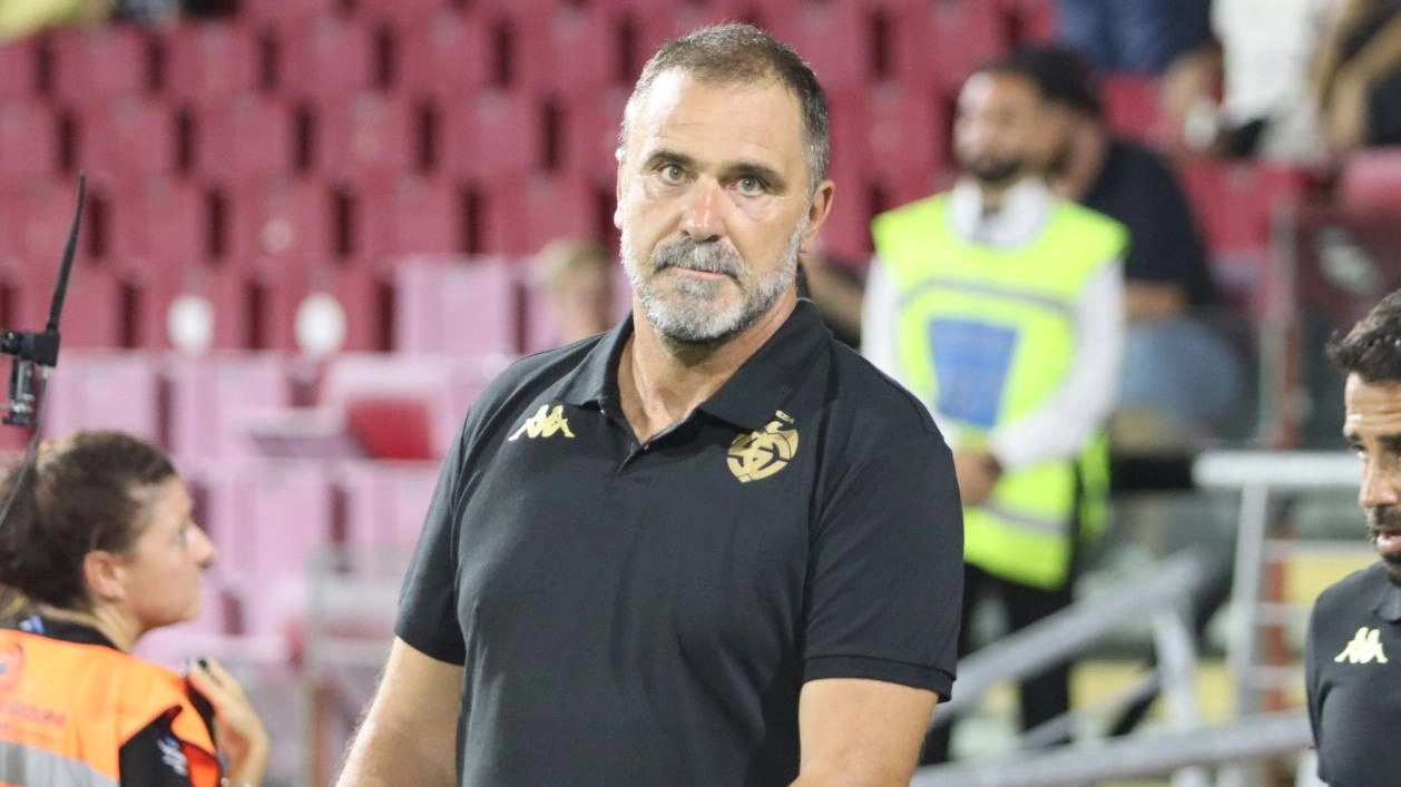 L’allenatore aquilotto Luca D’Angelo e, a destra, Arkadiusz Reca L’allenatore aquilotto Luca D’Angelo e, a destra, Arkadiusz Reca