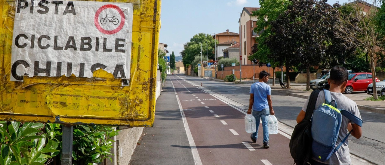 Lavori a metà in via Roma. Il Comune striglia la ditta
