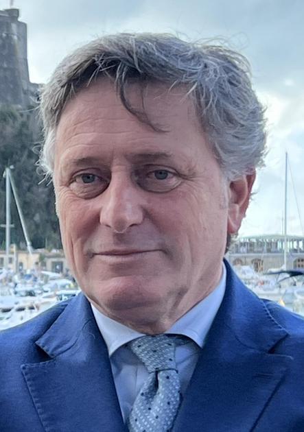 Compleanno del Golfo. L’esibizione di Rubini tra applausi e contrasti